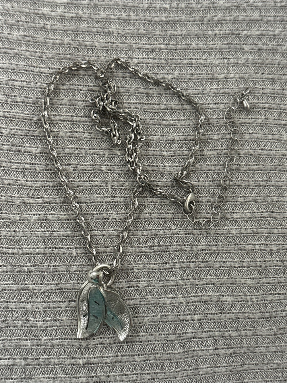 Vintage silver tone 2 leaves pendant on adjustable chain necklace